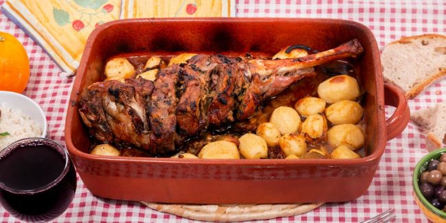 Como-Hacer-Una-Paletilla-de-Cordero-Lechal-al-Horno-con-Patatas